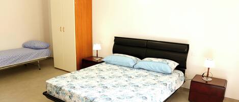 2 chambres, bureau, fer et planche à repasser, draps fournis