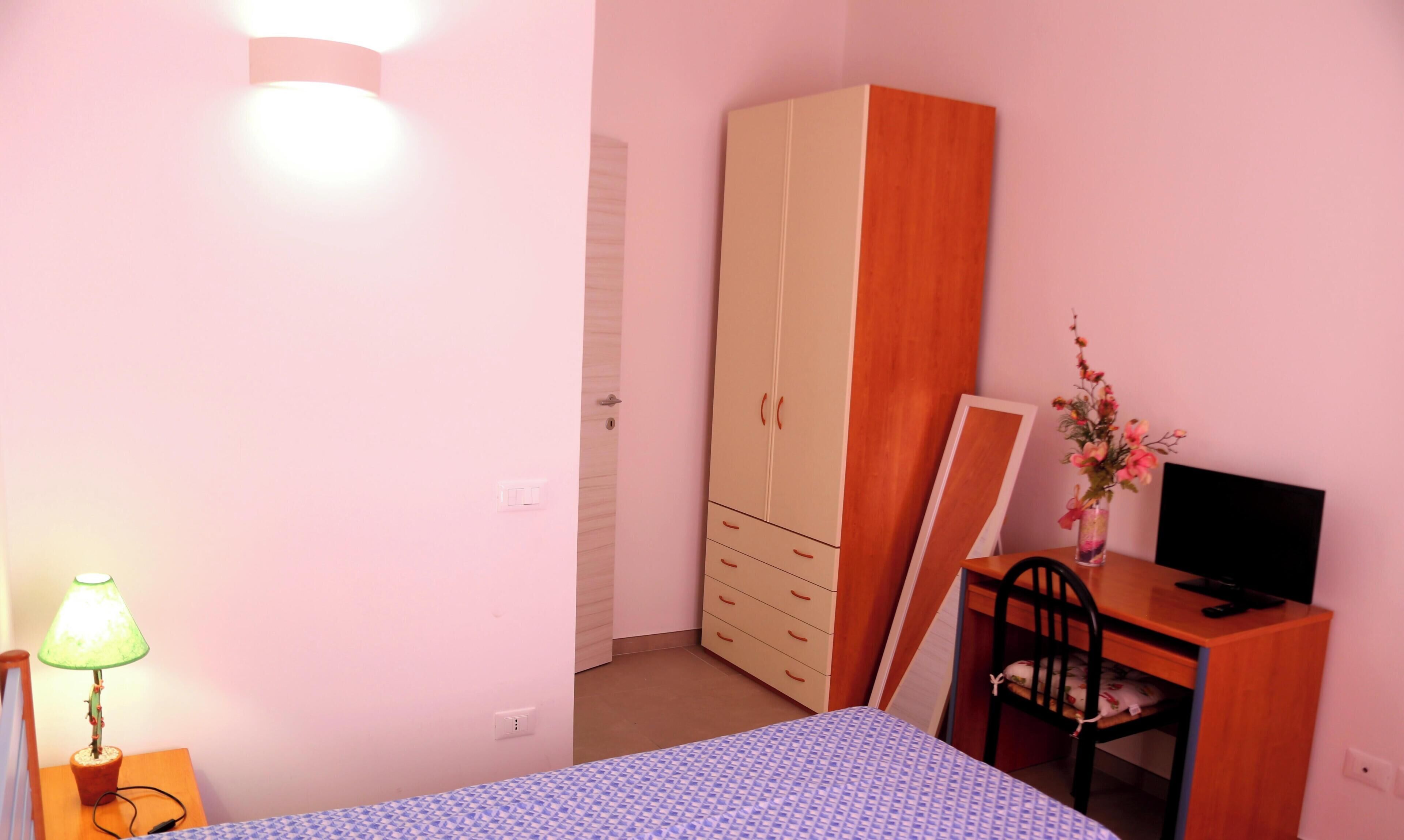 2 bedrooms, desk, iron/ironing board, bed sheets