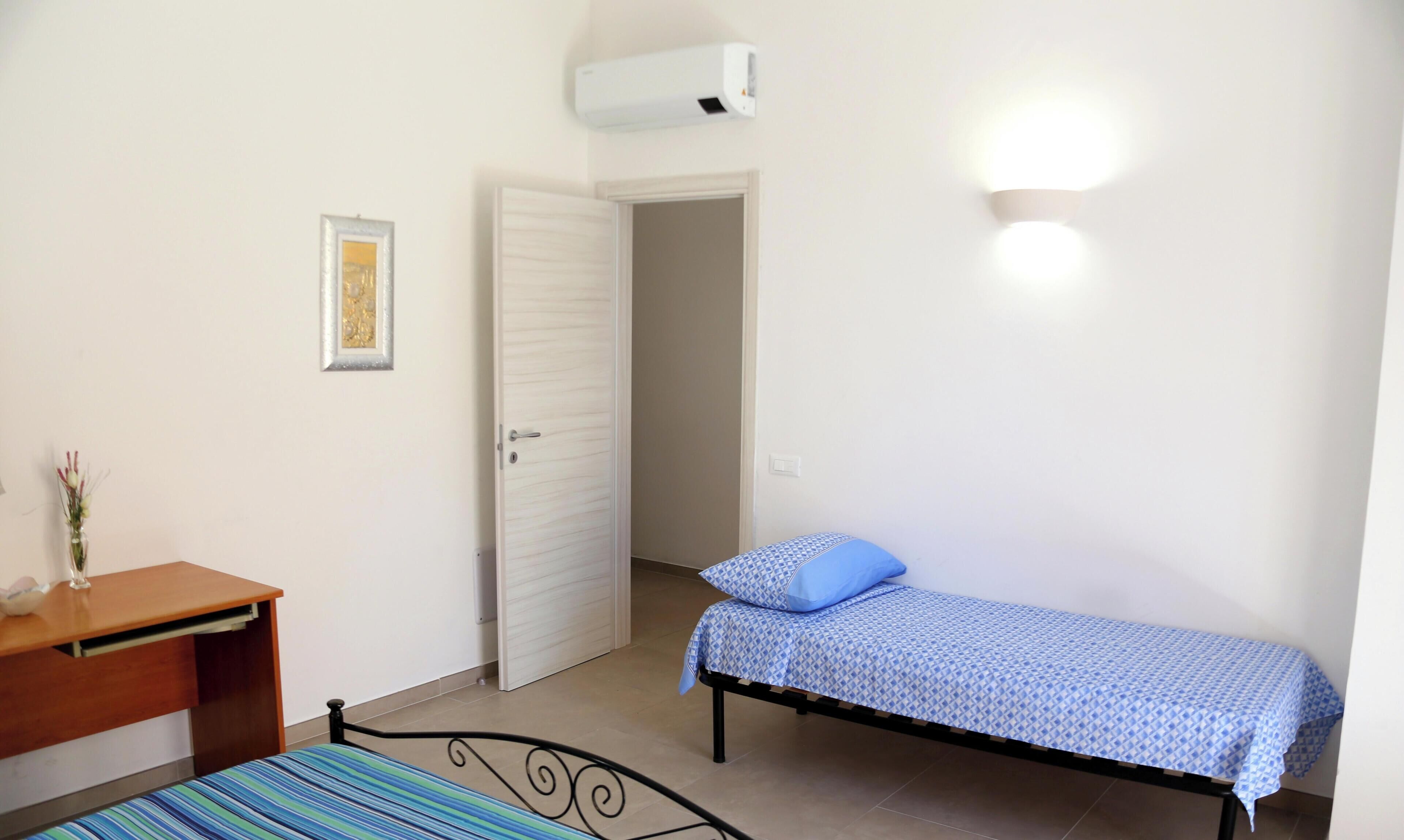 2 habitaciones, escritorio y tabla de planchar con plancha 