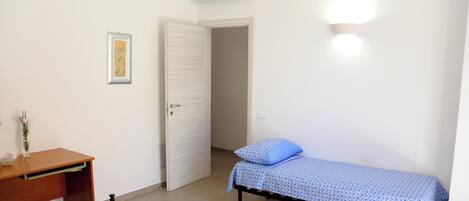 2 bedrooms, desk, iron/ironing board, bed sheets