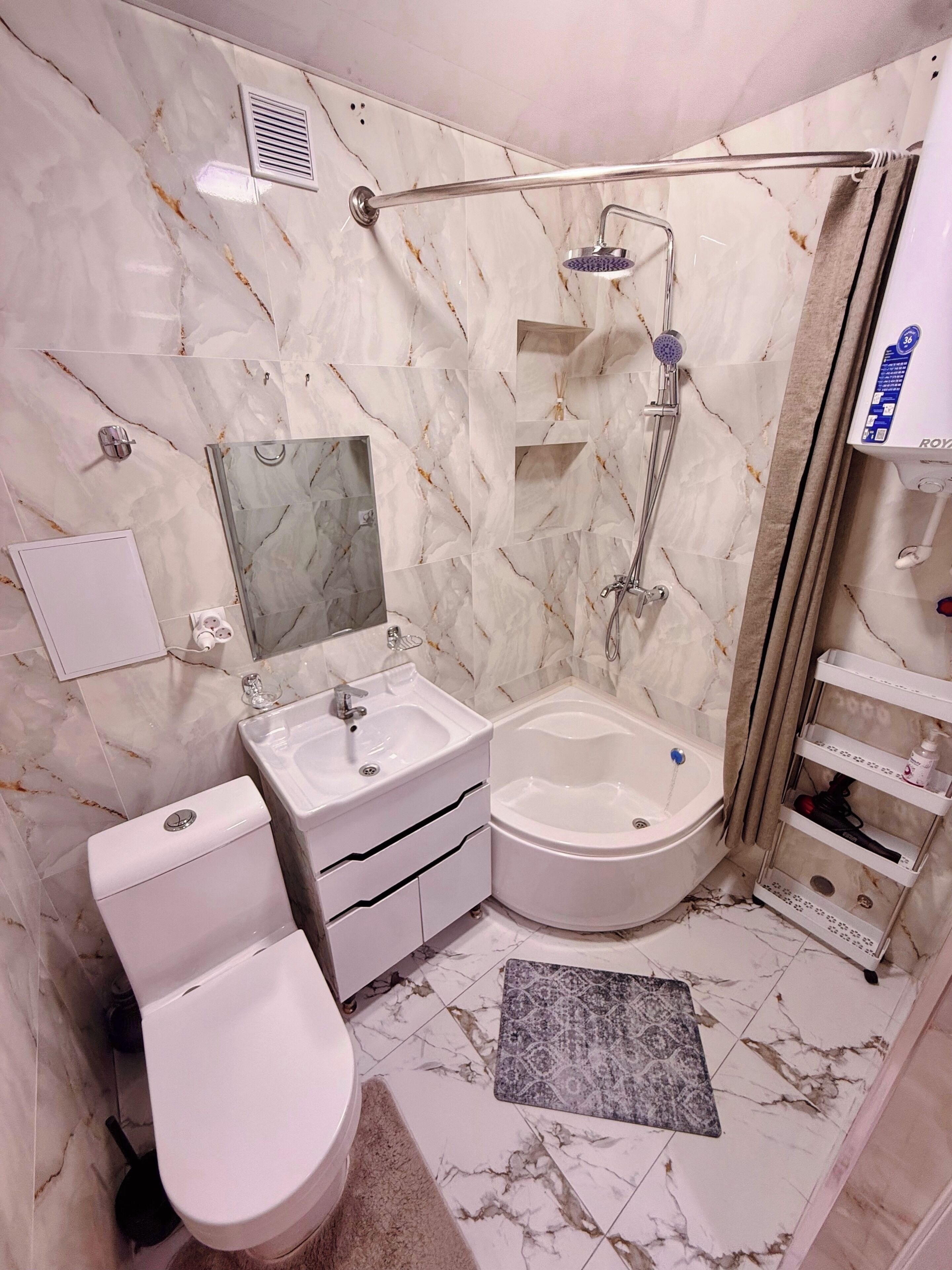 Secador de pelo, toallas, papel higiénico