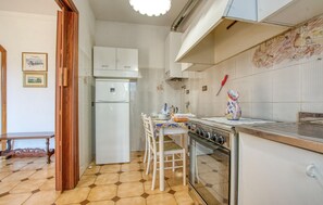 Fridge, stovetop, cookware/dishes/utensils - Lovely apartment in Maissana with WiFi (Maissana)