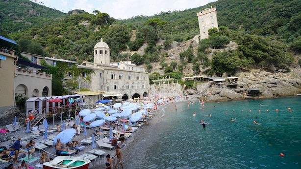 A coastal town with a historic building, a beach with umbrellas, and rocky hills. - 2 bedroom lovely apartment in Santa Margherita (Santa Margherita)