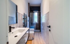 Douche, sèche-cheveux