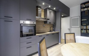 Kühlschrank, Mikrowelle, Ofen, Geschirrspüler