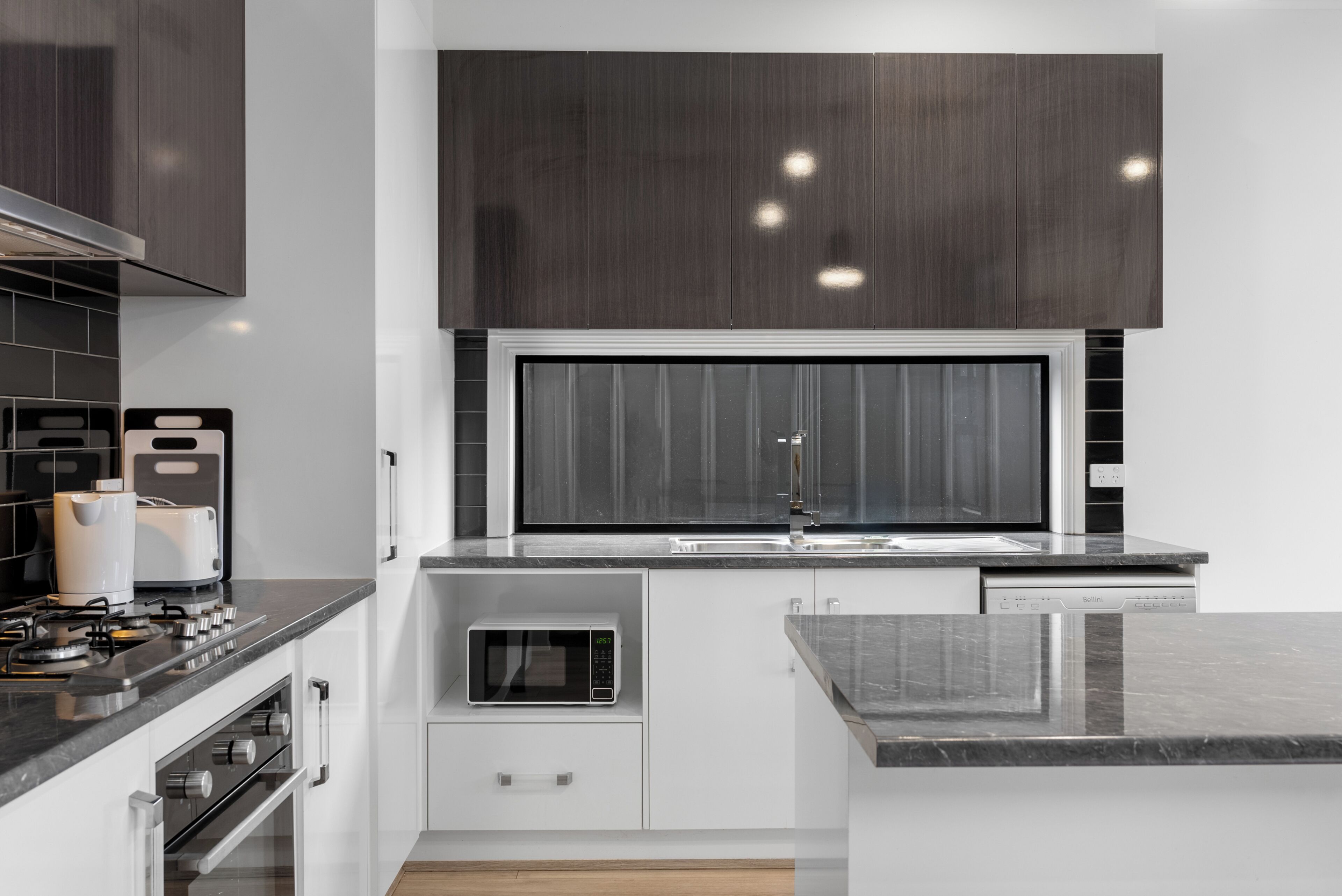 Microondas, horno, placa de cocina y lavavajillas