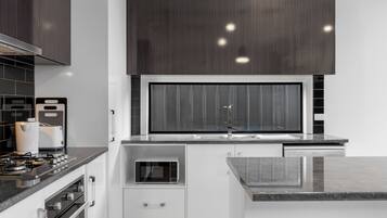 Microondas, horno, placa de cocina y lavavajillas