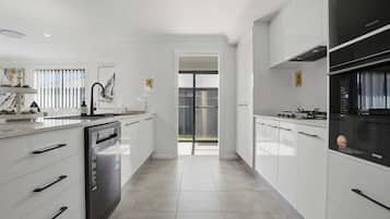 Kylskåp, mikrovågsugn, ugn och spishäll