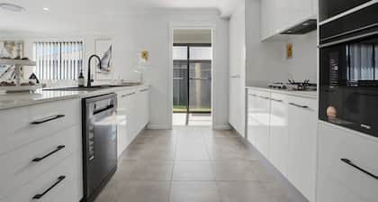 Whistling Way Wonderscape - Modern 4 Bed, 2 Bath