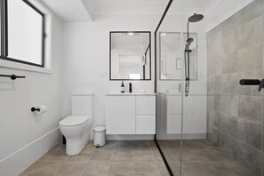 Shower, hair dryer, towels, soap - Whistling Way Wonderscape - Modern 4 Bed, 2 Bath (Orange)
