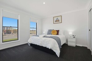 4 bedrooms, iron/ironing board, WiFi, bed sheets - Whistling Way Wonderscape - Modern 4 Bed, 2 Bath (Orange)
