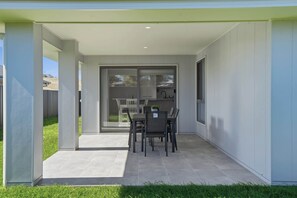 Outdoor dining - Whistling Way Wonderscape - Modern 4 Bed, 2 Bath (Orange)