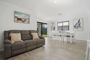 TV - Whistling Way Wonderscape - Modern 4 Bed, 2 Bath (Orange)