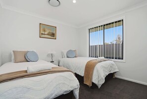 4 habitaciones, tabla de planchar con plancha, wifi y ropa de cama 