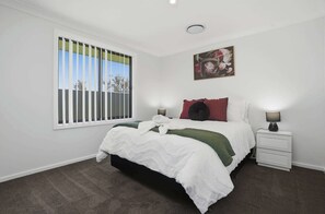 4 habitaciones, tabla de planchar con plancha, wifi y ropa de cama 