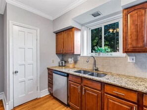 Private kitchen - Spacious 4BR Home w/Game Room. Walk to Delmar Loop (University City)