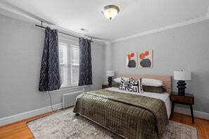 4 bedrooms, iron/ironing board, WiFi, bed sheets - Spacious 4BR Home w/Game Room. Walk to Delmar Loop (University City)