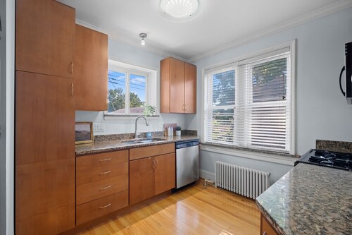 Spacious 4BR Home w/Game Room. Walk to Delmar Loop