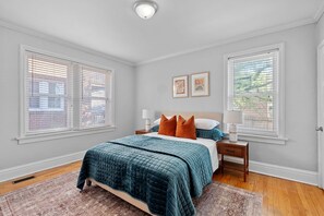 4 habitaciones, tabla de planchar con plancha, wifi y ropa de cama 
