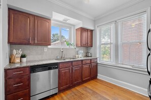 Private kitchen - Spacious 4BR Home w/Game Room. Walk to Delmar Loop (University City)