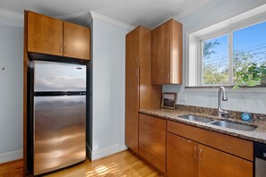 Private kitchen - Spacious 4BR Home w/Game Room. Walk to Delmar Loop (University City)