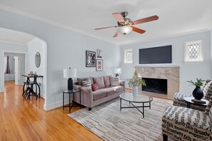 Living area - Spacious 4BR Home w/Game Room. Walk to Delmar Loop (University City)