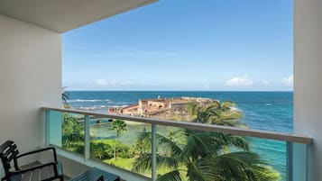 Superior Studio, Balcony, Lagoon View | Property grounds