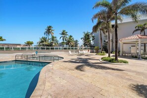 Outdoor pool - Condado Lagoon - Lux Waterfront Studios (San Juan)