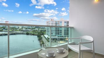 Deluxe Studio, Balcony, Lagoon View | Outdoor dining