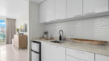 Superior Studio, Balcony, Lagoon View | Private kitchen