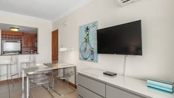 Deluxe Studio, Balcony, Lagoon View | Dining