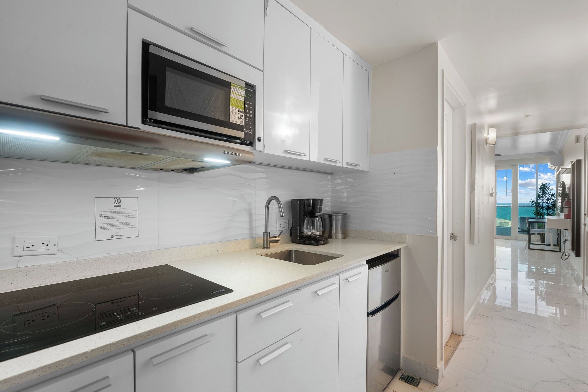 Superior Studio, Balcony, Lagoon View | Private kitchen