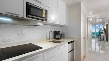 Superior Studio, Balcony, Lagoon View | Private kitchen