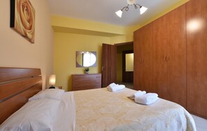 A bedroom with a bed, a dresser, a mirror, and a wardrobe. - Cozy apartment in Trappeto with WiFi (Trappeto)