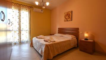 2 bedrooms, travel crib, free WiFi