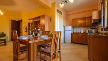 Fridge, microwave, stovetop, cookware/dishes/utensils