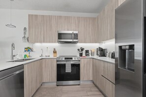 Kühlschrank, Mikrowelle, Ofen, Herdplatte