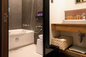 Bañera y ducha independientes, artículos de tocador gratuitos