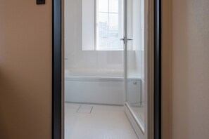 Habitación superior con 2 camas individuales, no fumadores (Midori) | Baño | Bañera y ducha independientes y artículos de higiene personal gratuitos