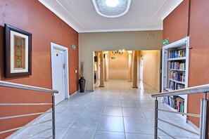 Huone, useita makuuhuoneita, tupakointi sallittu, takka | Sisätilat