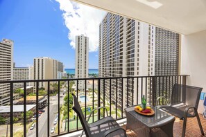 Property grounds - Waikiki escape w/ pool & beach access (Honolulu)