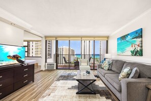 Smart TV - Waikiki escape w/ pool & beach access (Honolulu)