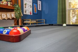Game room - Derby Ready Stay • Sleeps 9 • Pool Table & Firepit (Louisville)