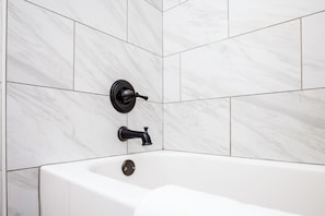 Douche, sèche-cheveux, serviettes fournies, savon