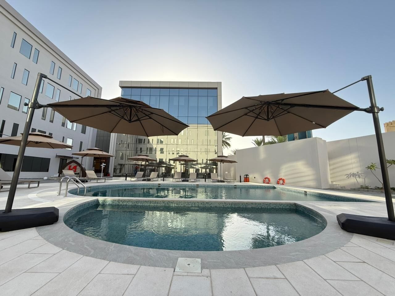 Una piscina al aire libre