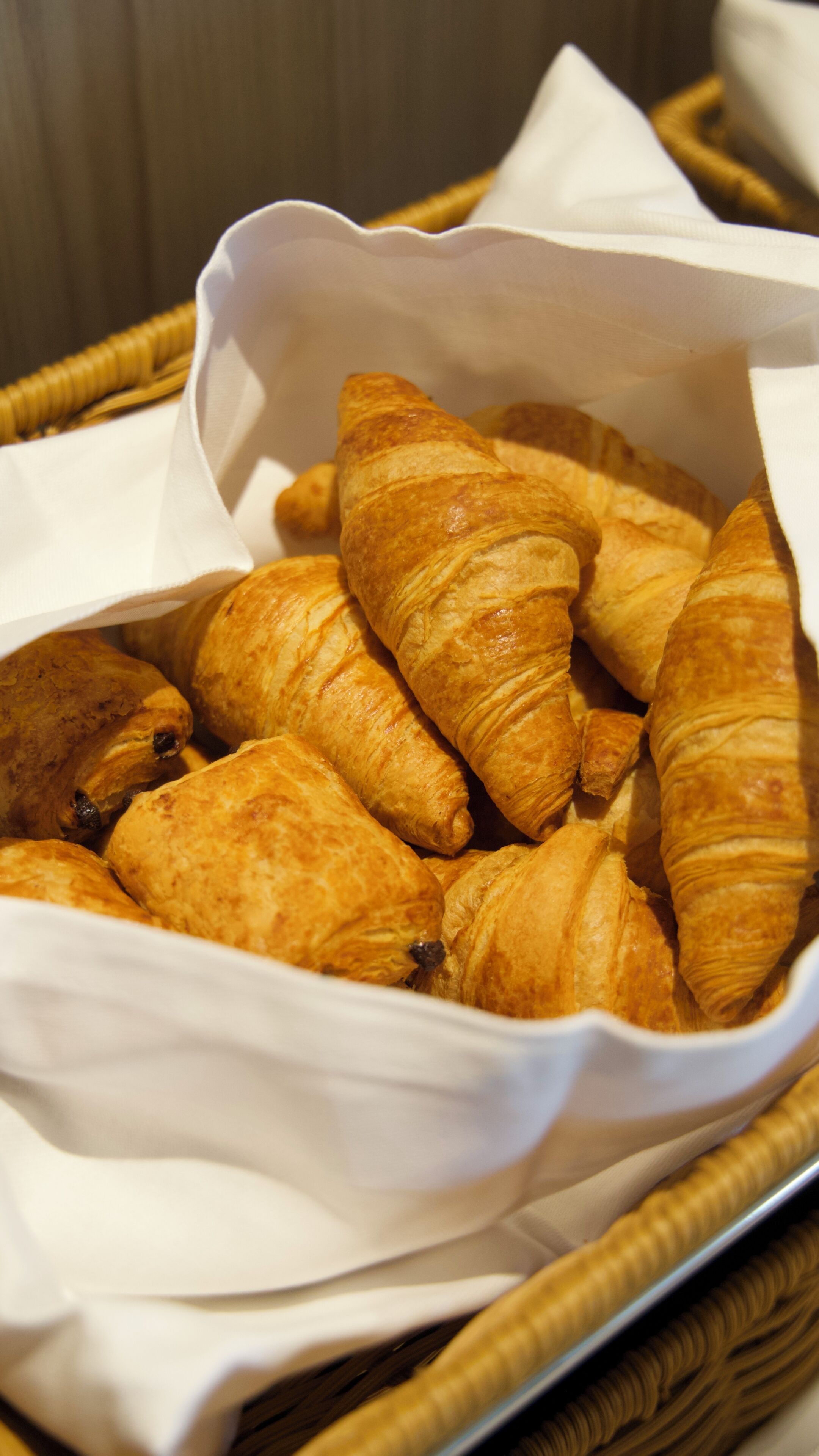 Un panier de croissants.