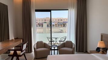 Deluxe King Room | In-room safe, desk, iron/ironing board, free WiFi