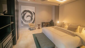 Een moderne hotelkamer met een groot bed, een bureau, een stoel en een kledingkast.