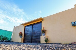 Exterior detail - Oceanfront Private 7-bedroom house with AC in vibrant Zihuatanejo (Zihuatanejo)