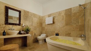 A bathroom with a bathtub, toilet, sink, and a mirror. - 5 Bedroom Villa in Ubud with Jungle view (Ubud)